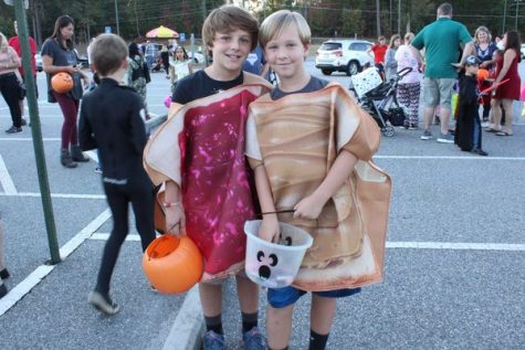 Peanut Butter and Jelly- what a clever idea to dress up as a pair with your best friend.