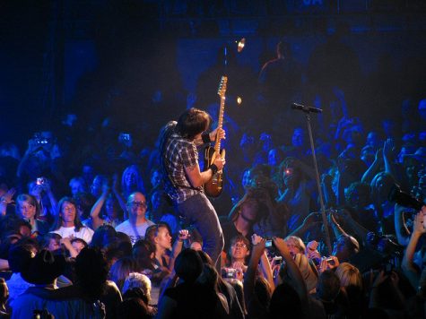 Keith Urban wows the crowd at Tacoma Dome with a guitar solo