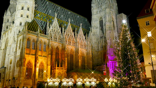 Chapel Decorated for the Christmas season in Vienna (Flickr/manzevie) 