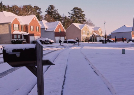 Snowed-in neighborhood in the suburbs of Atlanta, Georgia. (Flickr/Omo.A)
