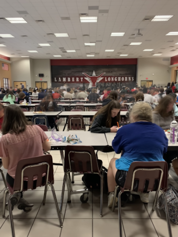Lambert High School’s cafeteria once the normal Lunch and Learn schedule was reimplemented. April 14, 2022. The cafeteria typically was more crowded during the modified lunch schedule. (Joshua Mui)
