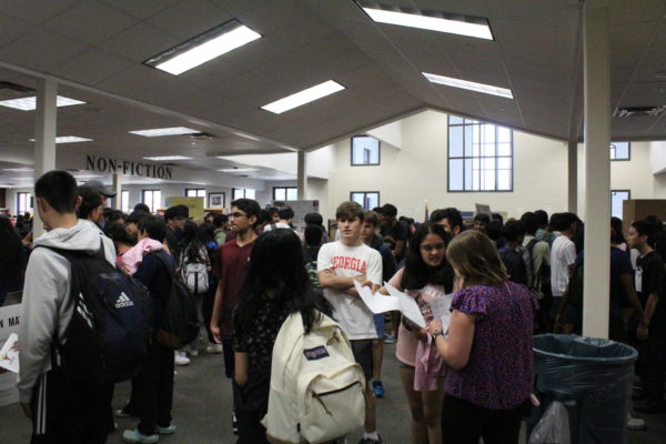 Students crowd into the media center to see club presentations and stands. (Chitvan Singh/The Lambert Post)