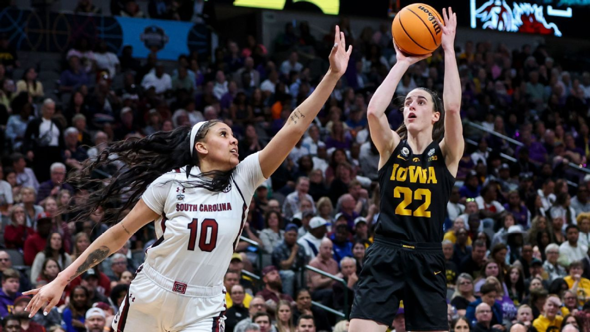Caitlin+Clark+takes+a+shot+against+South+Carolina%E2%80%99s+Kamila+Cordoso+in+the+NCAA+national+championship.+Taken+on+April+7%2C+2024+from+ESPN.