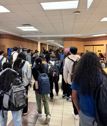 A photo was taken outside of the 1800 hallway during class change (Photo credits: Rishima Dhanuka)

