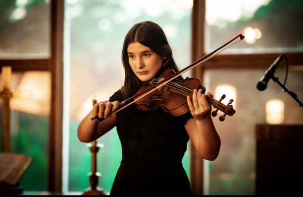 Norah Reilly performing with her violin ( Norah Reilly)

