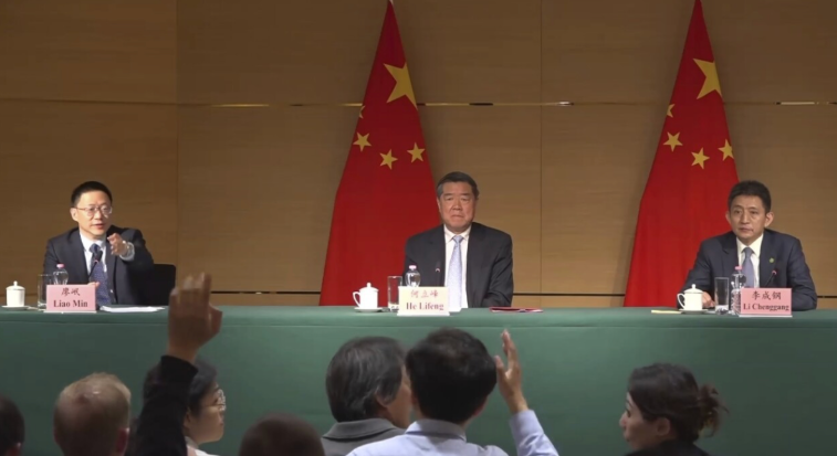 An image of Chinese political leaders after reducing tariffs on the US (Jamey Keatan/AP).